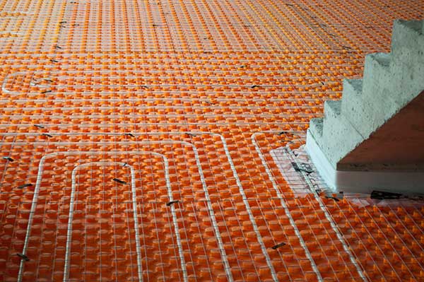 Teplovodné podlahové kúrenie sa využíva najmä v novostavbách. Prináša množstvo výhod oproti radiátorovému kúreniu. Vďaka tomu je veľmi obľúbené. Cena podlahového kúrenia sa hýbe od 40-70 eur za meter štvorcový.
